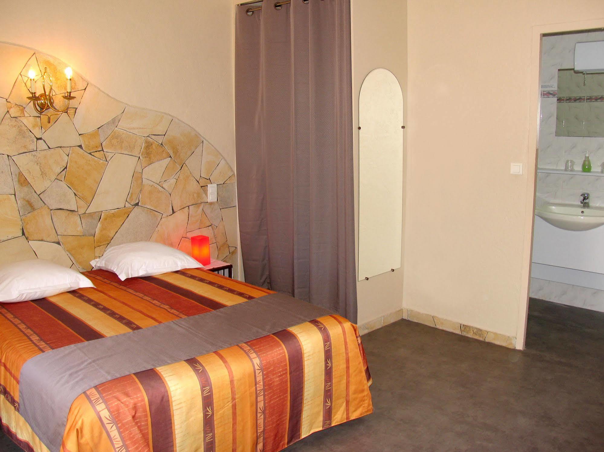 Hotel Et Studios Les Amandiers Saint-Raphaël Buitenkant foto