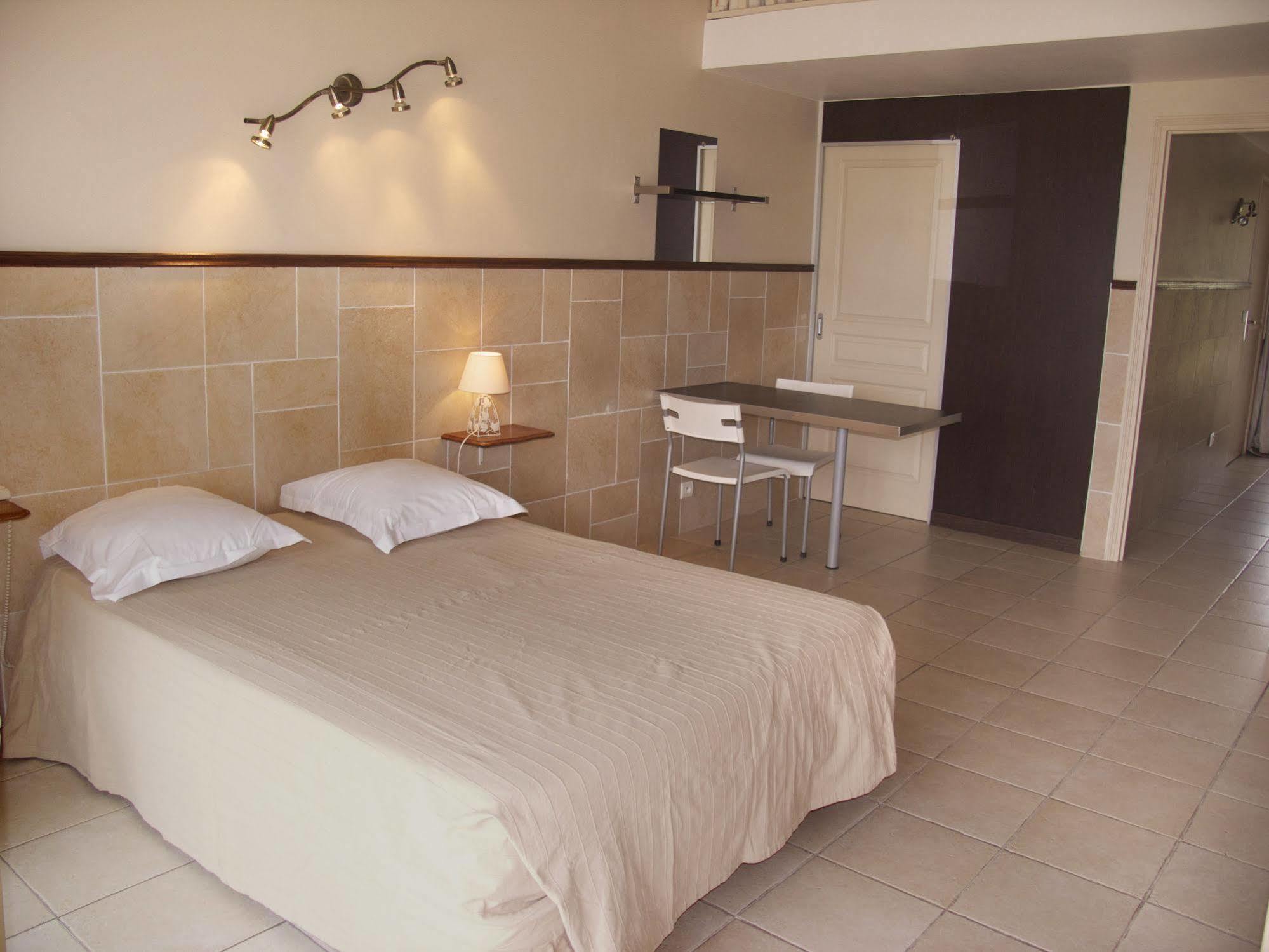 Hotel Et Studios Les Amandiers Saint-Raphaël Buitenkant foto