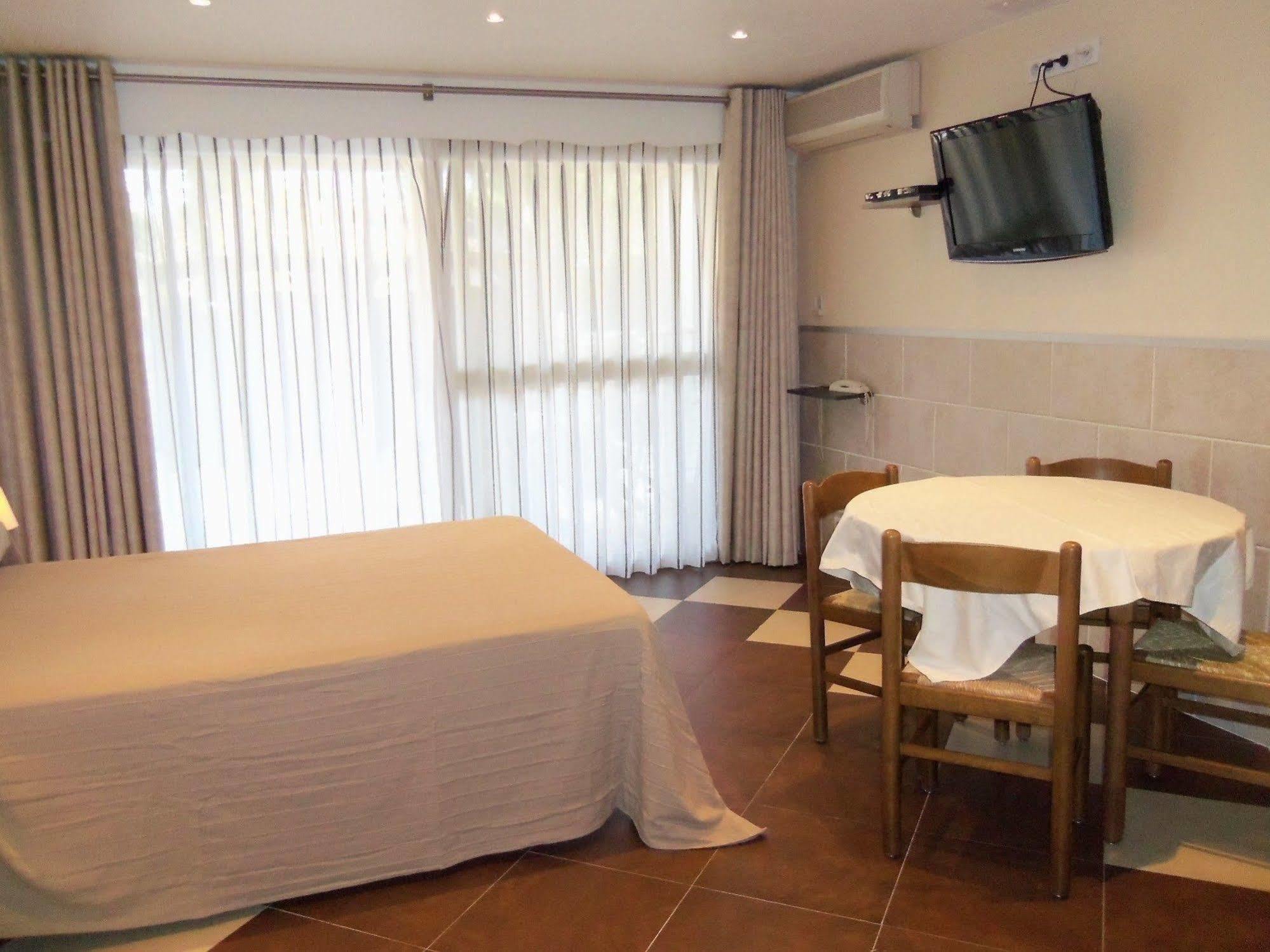 Hotel Et Studios Les Amandiers Saint-Raphaël Buitenkant foto