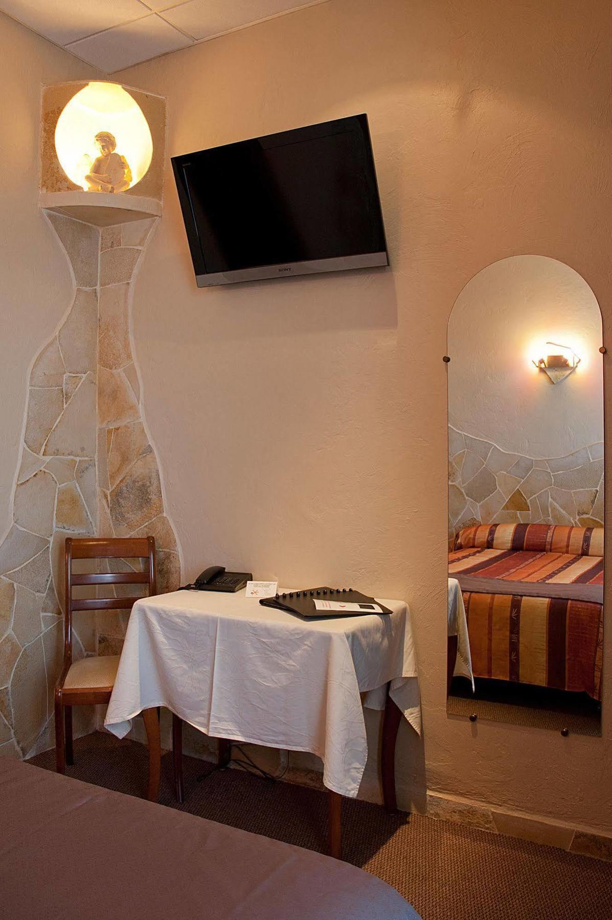 Hotel Et Studios Les Amandiers Saint-Raphaël Buitenkant foto
