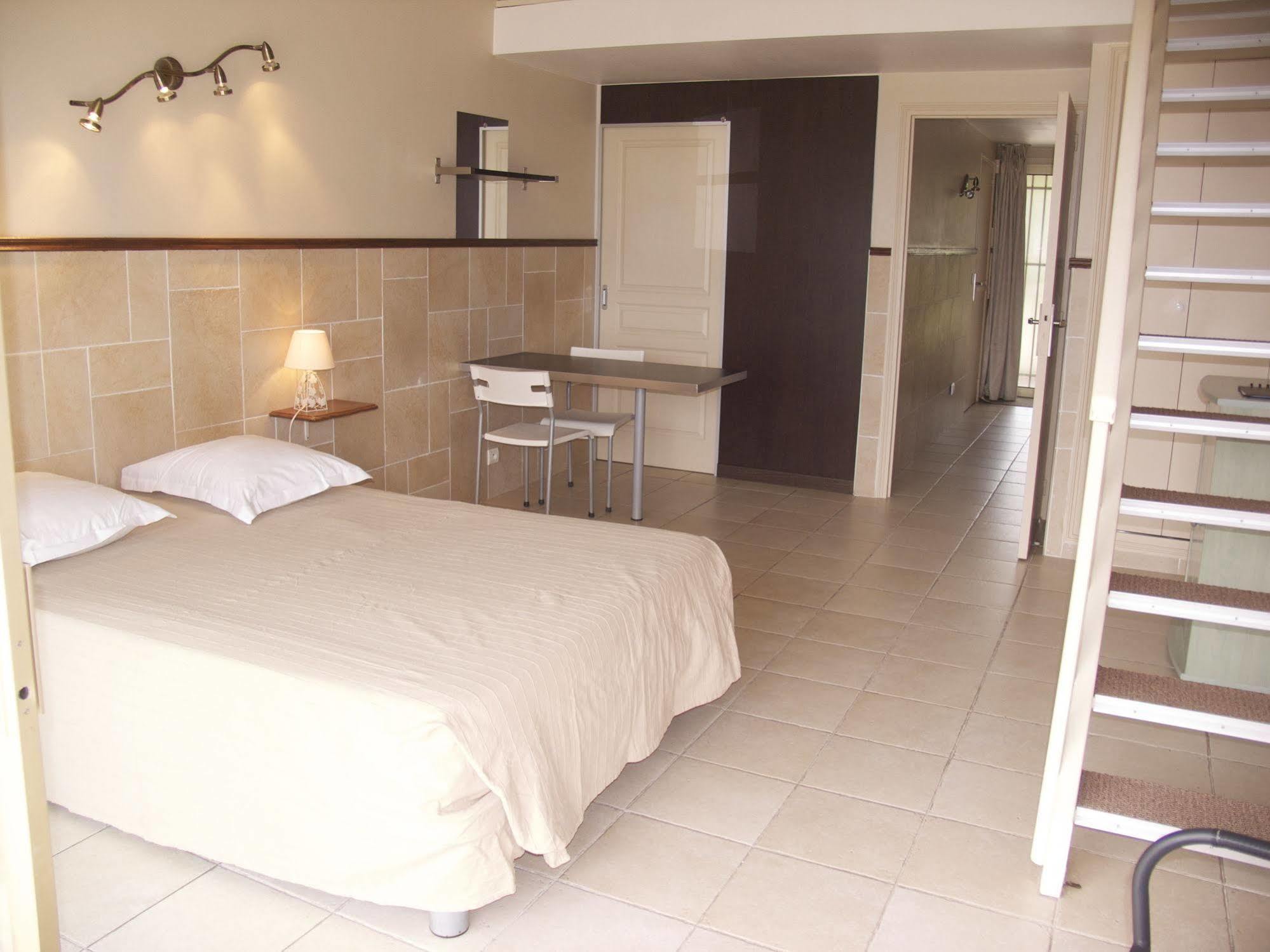 Hotel Et Studios Les Amandiers Saint-Raphaël Buitenkant foto