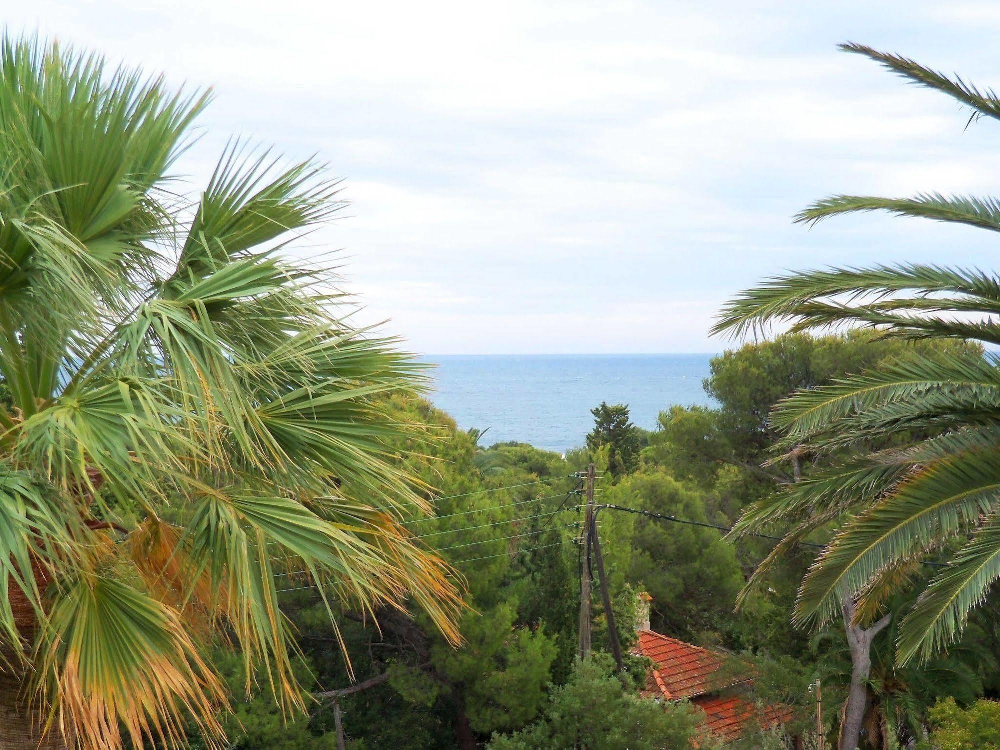 Hotel Et Studios Les Amandiers Saint-Raphaël Buitenkant foto